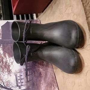 Sz 7 Crocs Boots